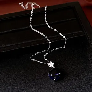 Élégant collier argenté avec un zircon bleu foncé et un pendentif fleur en cristal chic.