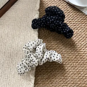Vue détaillée des pinces à cheveux en résille florale avec texture de tissu plissé
