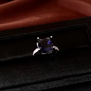 Bague luxueuse en argent sertie d'un grand zircon bleu carré et de petits zircons
