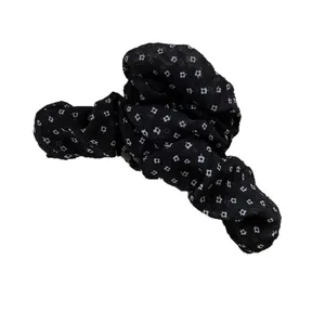 Pince à cheveux élégante en résille noire avec imprimé floral blanc et design froissé