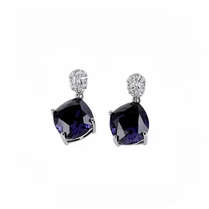 Élégantes boucles d'oreilles en argent avec gemmes violettes et accents de zircon.