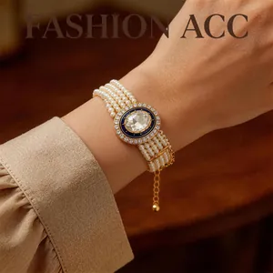 Vintage mehrlagiges Perlenarmband mit ovalem Kristall-Mittelstück an eleganter Hand