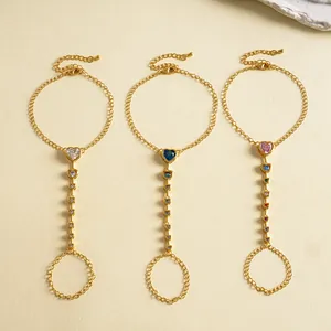 Gedetailleerd overzicht van drie 18k vergulde hart zirkoon handketting ring armbanden.