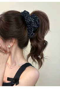Chouchou élégant en mesh à fleurs noires pour une coiffure en queue de cheval haute