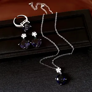 Vue détaillée macro d'un élégant ensemble de bijoux en zircon violet avec collier et bague