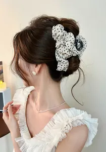 Vue détaillée d'une élégante pince à cheveux en tulle fleuri, design chic et raffiné