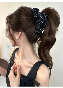 Vue détaillée d'une pince à cheveux en résille fleurie dans une coiffure haute