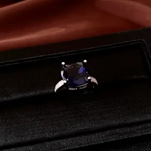 Gros plan détaillé d'une bague en argent sertie d'une grande pierre violette