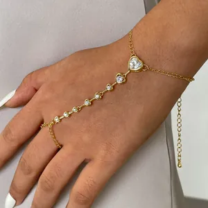 Elegante 18k vergulde handketting met prachtige fonkelende hartvormige zirkonia details