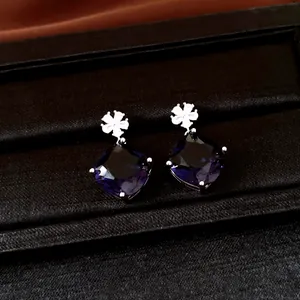 Gros plan détaillé de boucles d'oreilles fleur zircon à pierres violettes