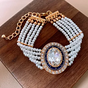 Nahaufnahme eines Vintage Mehrstrang-Perlenarmbands mit ovalem Kristall-Mittelstück