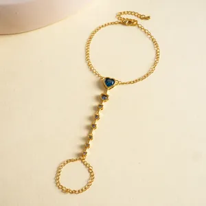 Gedetailleerd overzicht van de 18k vergulde handketting met blauwe hart zirkonia.