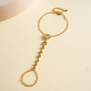 Detail van 18k vergulde hart zirkoon handketting met fijne steenzettingen