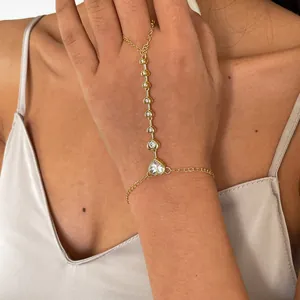 Gedetailleerd overzicht van 18k vergulde hartvormige zirkonia vingerarmband op hand