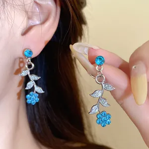 Elegante zilverkleurige blad en blauwe strass bloem druppel oorbellen voor dames