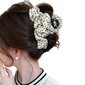 Elegant Korean style floral fabric hair claw clip for women's daily fashion hair styling