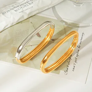 Detailansicht minimalistischer Edelstahl-Armreifen in Gold und Bicolor mit Klappverschluss