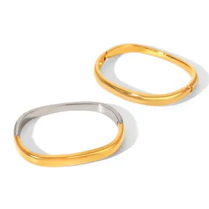 Detailansicht minimalistischer quadratischer Edelstahlarmbänder in Gold und Bicolor-Optik.