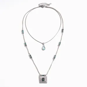 Collier double rang en acier inoxydable avec pendentif goutte en résine et perles vertes