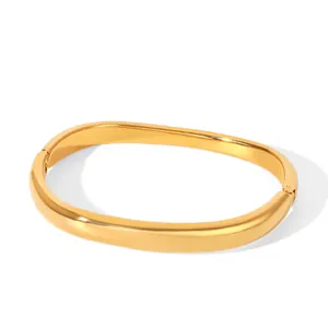Eleganter minimalistischer goldener Armreif aus Edelstahl mit sicherem Scharnierverschluss.