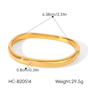 Detail eines goldenen quadratischen Armreifs aus Edelstahl mit 6,38 cm und 29,5 g Gewicht