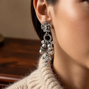 Luxuriöse Vintage-Ohrringe mit Kristallkrone und Perlen-Kreuz-Anhänger aus Silber