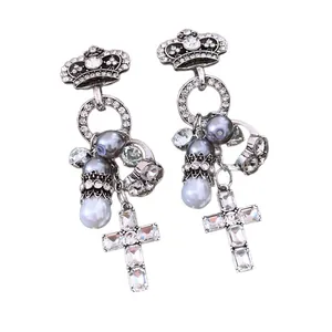Vintage Krone Kreuz Ohrhänger mit schimmernden Kristallen und eleganten grauen Perlen