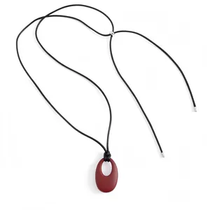 Elegante minimalistische Halskette mit weinrotem ovalem Anhänger und Lederband