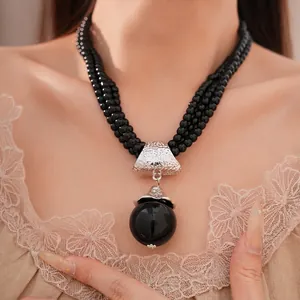 Eleganter und auffälliger dreilagiger schwarzer Acrylperlen-Halskette mit großem Kugelanhänger