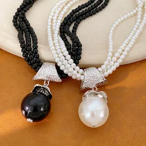 Elegante dreireihige Acryl-Perlenketten mit großen schwarzen und weißen Perlenanhängern