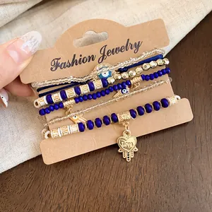 Détail de l'ensemble de bracelets bohèmes avec perles œil et cœur sur présentoir