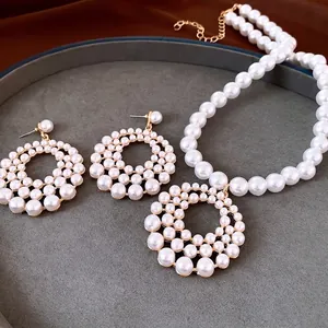 Elegantes Perlenhalsketten- und hohles Ohrring-Set im Retro-französischen Stil.