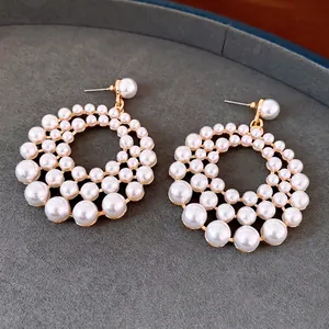 Elegante große kreisförmige hohle Ohrhänger mit weißen Kunstperlen und Gold-Finish