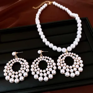 Detailansicht eines luxuriösen Perlenhalsketten- und Ohrringsets für Damen im Display