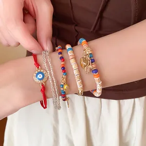 Vue détaillée de l'ensemble de bracelets bohèmes avec œil porte-bonheur et cœurs