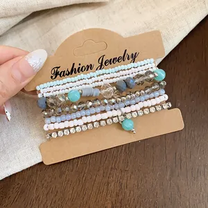 Détail en gros plan du lot de bracelets bohèmes avec perles de verre et strass brillants