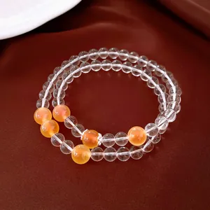 Vue détaillée de bracelets élégants en perles d'agate translucides et orange sur soie
