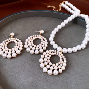 Detailansicht eines vintage französischen Perlen-Schmucksets mit hohlem Runddesign