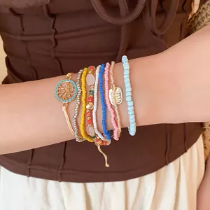 Vue détaillée de bracelets en perles de verre bohèmes multicouches sur un poignet.