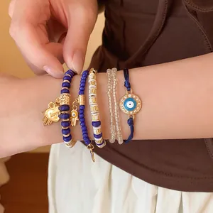 Détail macro d'un ensemble de bracelets bohèmes avec œil protecteur et cœurs
