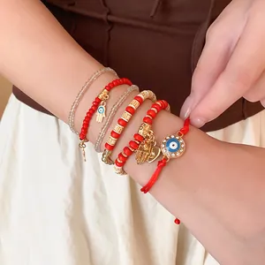 Détail d'un ensemble de bracelets bohèmes avec œil maléfique et main de Hamsa