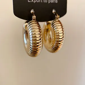 Markante goldene Creolen mit gerippter Textur für einen modischen Statement-Look