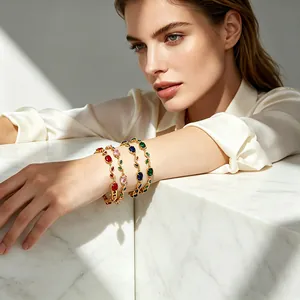 Bracelets dorés de luxe en forme de tulipe avec zircons colorés portés par mannequin