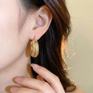 Elegante goldfarbene gerippte Creolen für Damen, stilvolles Design