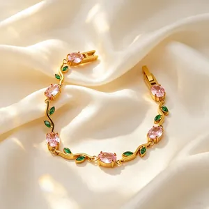Vue détaillée d'un élégant bracelet tulipe en or avec pierres roses et vertes