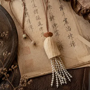 Gros plan d'un collier pendentif chinois vintage avec détails de franges en perles