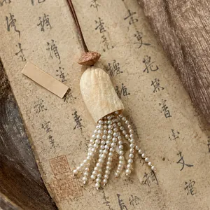 Vue détaillée d'un collier rétro chinois avec perle en noyau et pompons de perles.