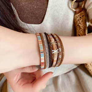 Gedetailleerde close-up van een bohemien meerlaagse lederen armband met strass-accenten