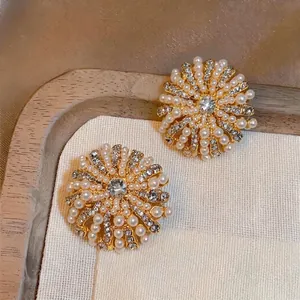Boucles d'oreilles fleurs vintage dorées avec perles élégantes et strass brillants