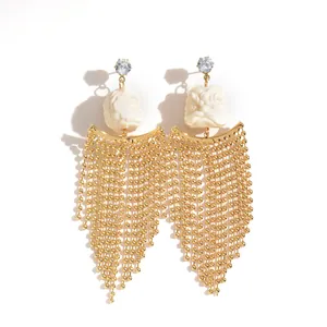 Boucles d'oreilles lion élégantes en résine avec pompons dorés et clous en zircon scintillants